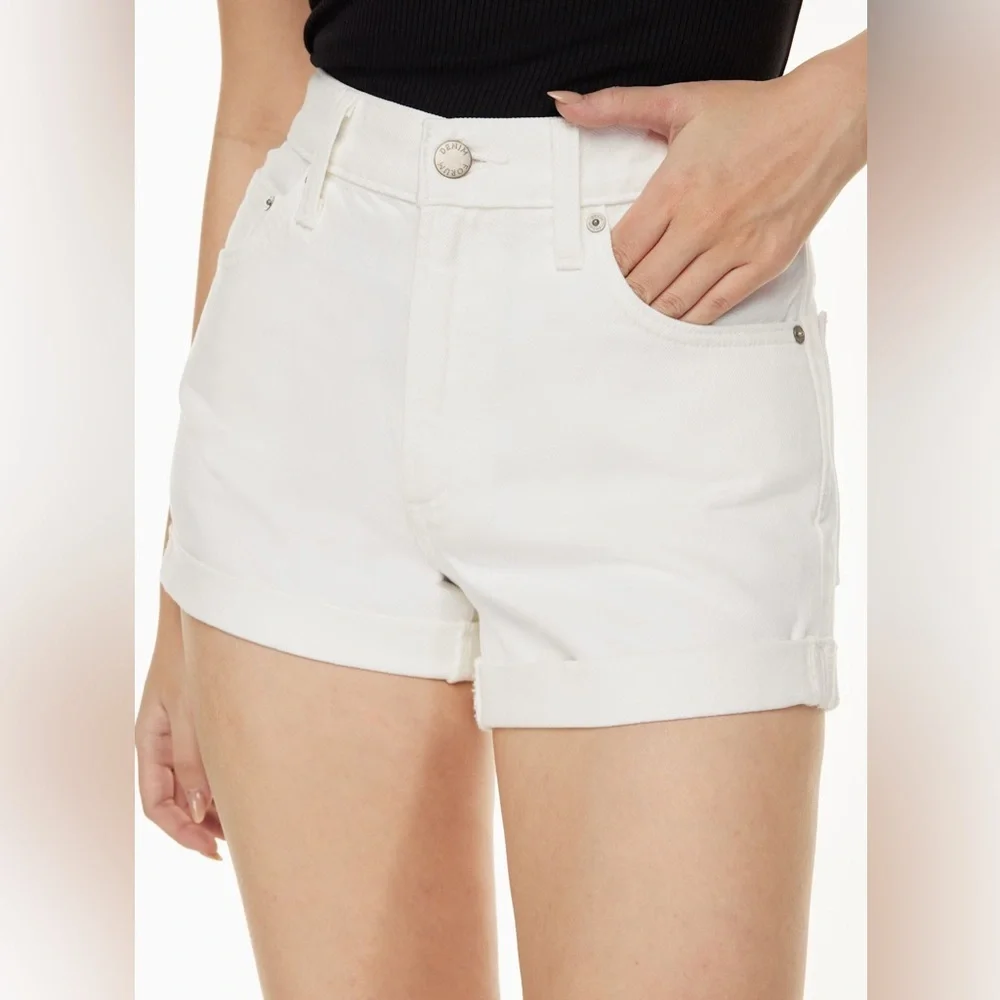 Aritzia Denim Forum The '90s A-Line Hi-Rise Jean Short in white size 25